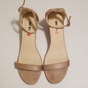 Nude hot kiss sandal